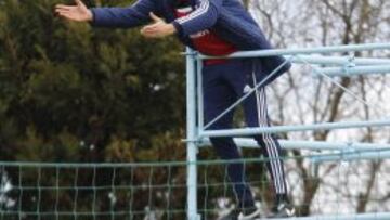 Luis Enrique, todo car&aacute;cter, dirigiendo un entrenamiento del Celta desde el andamio.
 