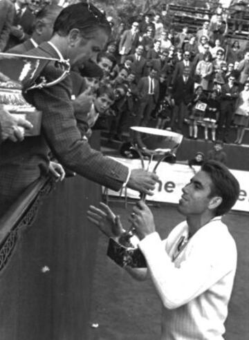 Manolo Santana recibiendo un trofeo de manos de Juan Antonio Samaranch.