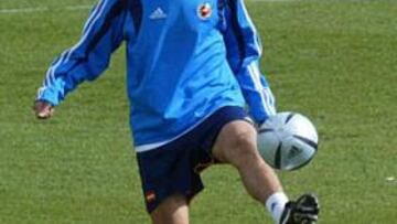 <B>PERPARADO. </B>Valerón se perfila para sustituir a Raúl frente a China.