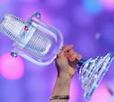 Más problemas para Eurovisión: otro ganador del festival devuelve su trofeo