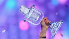 Más problemas para Eurovisión: otro ganador del festival devuelve su trofeo