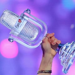 Más problemas para Eurovisión: otro ganador del festival devuelve su trofeo