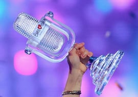 Más problemas para Eurovisión: otro ganador del festival devuelve su trofeo