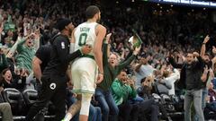 Tatum es felicitado por el p&uacute;blico tras meter la canasta ganadora ante los New York Knicks