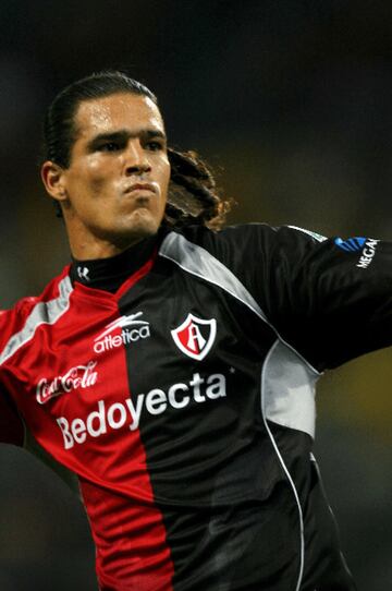 Debutó en el año 2003 con los rojinegros, donde estuvo seis años; se esperaba mucho del delantero, pero fue  transferido a varios equipos como Jaguares, Atlante, Pachuca y Necaxa, pero no pudo despuntar, por lo que buscó cabida en el Ascenso con Irapuato, Altamira y Coyotes , de ahí su carrera se fue en picada.