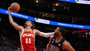 Trae Young, base de Atlanta Hawks, lanza ante Mikal Bridges, de Brooklyn Nets.