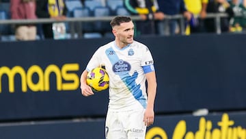 Lucas Pérez se lleva el balón con el que marcó su último gol con el Depor, que fue de falta directa.