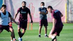 GRAFCVA5229. VILLARREAL (CASTELL&Oacute;N), 20/05/2020.- -Fotograf&iacute;a cedida-El entrenador del Villarreal CF, Javi Calleja (al fondo con mascarilla) , durante el entrenamineto realizado hoy, sexag&eacute;simo s&eacute;ptimo d&iacute;a del estado de 