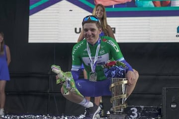Remco Evenepoel celebra su título de mejor joven en la Vuelta a San Juan.