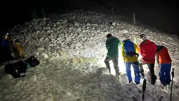 Equipo de rescate trabajando en una avalancha en Cerro López, Bariloche, Argentina, en septiembre del 2024.