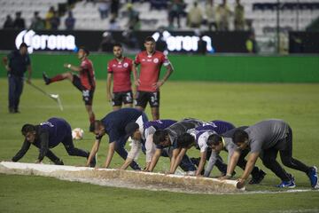 El juego fue detenido por la fuerte lluvia que cayó en el estadio, lo que provocó notorios encharcamientos en la cancha.