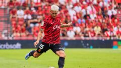 MALLORCA, SPAIN - SEPTEMBER 03: Pablo Maffeo of RCD Mallorca pass the ball during the LaLiga Santander match between RCD Mallorca and Girona FC at Estadi de Son Moix on September 03, 2022 in Mallorca, Spain. (Photo by Rafa Babot/Getty Images)