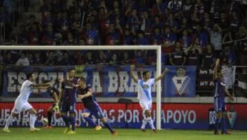 0-1. Juan Domínguez celebra el primer tanto.
