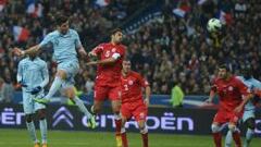 Valbuena guía a Francia, que recibirá a España como líder