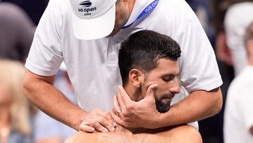 Novak Djokovic, atendido por el fisio durante su partido contra Jan-Lennard Struff en el US Open.