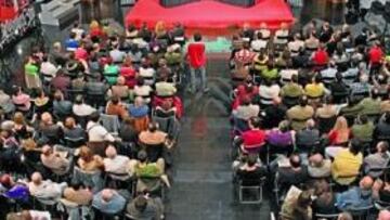 <b>ABARROTADO. </b>La sala BBK de la Gran Vía bilbaína se llenó para ver en directo el Encuentro con los Ases en la capital bilbaína.