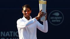 Rafa Nadal posa con el trofeo de campe&oacute;n de la Rogers Cup despu&eacute;s de ganar en la final al griego Stefanos Tsitsipas en el Aviva Centre de Toronto, Canad&aacute;.
