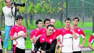 <b>LOS QUE ESTÁN. </b>Los jugadores esperan el comienzo de una serie de ejercicios ayer en el entrenamiento de Lezama.