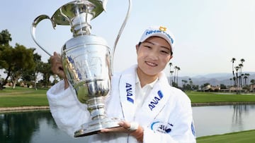 La golfista surcoreana Mirim Lee posa con el trofeo de campeona del ANA Inspiration en el recorrido de Dinah Shore en el Mission Hills Country Club de Rancho Mirage, California.