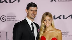 MADRID, 17/10/2023.- El guardameta belga Thibaut Courtois (i) y su esposa, la modelo Mishel Gerzig, posan a su llegada a la gala benéfica Elle Cáncer Ball que celebra la revista ELLE, este martes en el Teatro Real. EFE/ Mariscal
