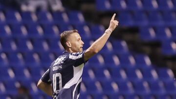 MEX5879. PUEBLA (MÉXICO), 16/08/2024.- Sergio Canales de Monterrey festeja un gol este viernes, durante un partido de la jornada 16 del torneo mexicano de fútbol entre Puebla y Monterrey, en el estadio Cuauhtémoc, en Puebla (México). EFE/ Hilda Ríos