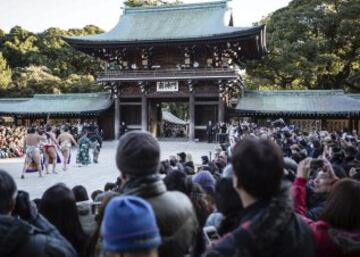 Los campeones de sumo abandonan el santuario Meiji tras interpretar la tradicional ceremonia de Año Nuevo, en Tokio. Esta ceremonia tradicional atrae cada año a miles de personas. 