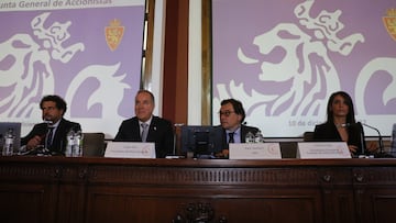 El presidente Jorge Mas presidiendo la Junta General de Accionistas del Real Zaragoza de 2022, junto al director financiero Mariano Aured, el director general Raúl Sanllehí y la secretaria del Consejo y consejera Cristina Llop.