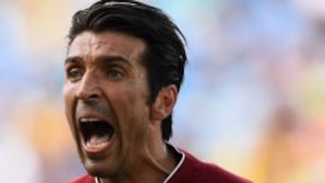 Buffon da &oacute;rdenes a sus compa&ntilde;eros durante el partido de su selecci&oacute;n contra Uruguay.