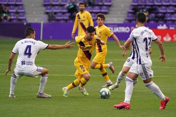 El jugador del Barcelona, Messi, trata de controlar el balón ante la defensa del Valladolid. 