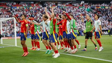 STUTTGART (ALEMANIA), 05/07/2024.- Los jugadores de la selección española de fútbol celebran la victoria, al término del partido de cuartos de final de la Eurocopa que España y Alemania han disputado este viernes en Stuttgart. EFE/Alberto Estévez
