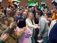 la presidenta del PP de Extremadura y candidata a la reelección a la Presidencia de la Junta, María Guardiola (C), participa en un acto electoral, a 13 de diciembre de 2025, en Navalmoral de la Mata, Cáceres, Extremadura (España). Feijóo ha asegurado que "hay una gran mayoría de extremeños que comparten una misma percepción: María ilusiona y contagia. A María no la para nadie".
13 DICIEMBRE 2025 CAMPAÑA ELECTORAL;ELECCIONES EXTREMEÑAS
Carlos Criado / Europa Press
13/12/2025