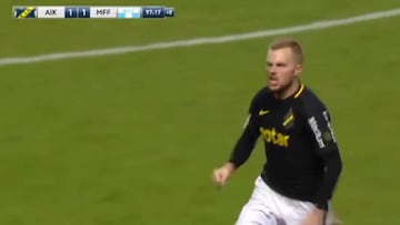 AIK's Larsson celebrates late goal in front of Malmo bench