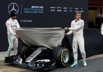 Lewis Hamilton y Nico Rosberg durante la presentación hoy en Montmeló (Barcelona) del nuevo híbrido W07 con el que la escudería pretende defender su liderazgo.