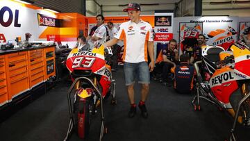 Marc M&aacute;rquez en el box del Repsol Honda.