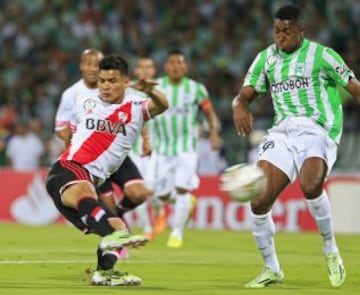 REFILE - CORRECTING ID OF THE PLAYER ON THE RIGHT
Atlético Nacional y River Plate igualaron 1-1 en la primera final de la Copa Sudamericana. 