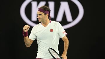 Roger Federer celebra su victoria ante Marton Fucsovics en el Open de Australia 2020.