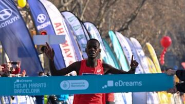 El atleta keniano Charles Kipkkurui Langat celebra su victoria en la Mitja de Barcelona 2023.