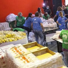 El Valencia inicia la distribución de alimentos en Mestalla
