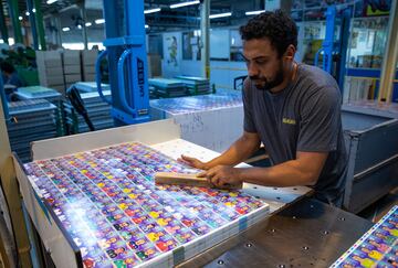 En la ciudad brasileña de São Paulo se fabrican los famosos cromos del Mundial 2022 que se disputará en Qatar. La fiebre por los cromos del Mundial obligó al Gobierno argentino a intervenir debido al mercado negro.