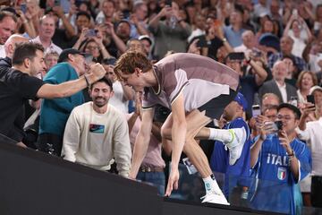 Jannik Sinner, sacando la energía de su euforia por la felicidad de conquistar su primer título de Grand Slam. Celebra con su equipo su victoria en Melbourne.