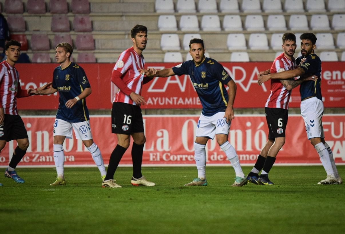 El Tenerife avanza en los penaltis