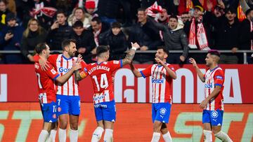 Iván Martín celebra con sus compañeros el gol de la victoria ante el Atlético.