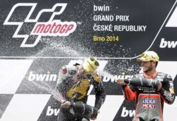 EL ganador de Moto2 Esteve Rabat, el segundo clasificado Kalex en el podio del Gran Premio de Motociclismo de la República Checa
