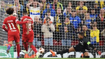 Liverpool (United Kingdom), 05/10/2023.- Liverpool's Ryan Gravenberch (2-nd L), assisted by Liverpool's Mohamed Salah (L), scores for the 1-0 lead against Union SG goalkeeper Anthony Moris (R) during the UEFA Europa League Group E match between Liverpool and Union SG in Liverpool, Britain, 05 October 2023. (Reino Unido) EFE/EPA/PETER POWELL
