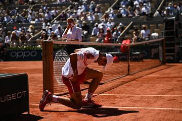 Novak Djokovic acabó en el suelo. 