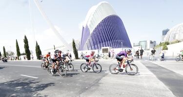 La Ciudad de las Artes y las Ciencias, complejo arquitectónico, cultural y de entretenimiento de la ciudad de Valencia, presenció imperturbable el paso de los cinco fugados en La Vuelta camino de la Montaña de
Cullera: Cort Nielsen, Lindeman, Bol, Bou y Gibbons. El danés Cort resistió a los favoritos y ganó en la cima.