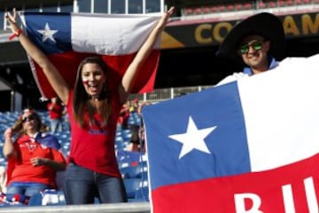 FOX06. FOXBOROUGH (MA, EE.UU.), 10/06/2016.- Fanáticos de Chile animan a su equipo antes de enfrentar a Bolivia hoy, viernes 10 de junio de 2016, en un partido entre Chile y Bolivia en el grupo D de la Copa América Centenario jugado en el estadio Gillete en Foxborough (EE.UU.). EFE/LISA HORNAK