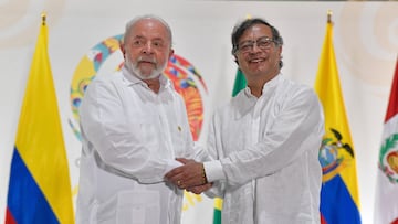 LET400. LETICIA (COLOMBIA), 08/07/2023.- Fotografía cedida por la Presidencia de Colombia que muestra al mandatario colombiano Gustavo Petro (i) mientras saluda a su homólogo de Brasil, Luiz Inácio Lula da Silva (i) hoy, en Leticia (Colombia). Los presidentes de Colombia, Gustavo Petro, y Brasil, Luiz Inácio Lula da Silva, llegaron este sábado a Leticia, en el corazón de la Amazonía colombiana, para hablar sobre la preservación de la selva y los retos de la descarbonización. EFE/ Presidencia de Colombia /SOLO USO EDITORIAL SOLO DISPONIBLE PARA ILUSTRAR LA NOTICIA QUE ACOMPAÑA (CRÉDITO OBLIGATORIO)