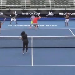 Serena juega contra 5 hombres a la vez y pasa esto... 12M de visitas