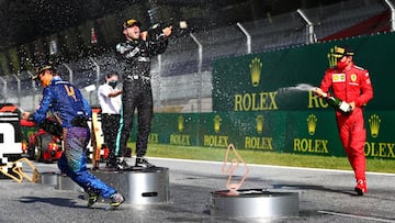 Regres車 el campeonato convertido en una burbuja agrupando las carreras de tres en tres, repitiendo circuitos y preparados, siempre, para lo peor. PCR cada cinco d赤as, protocolo invasivo y paddock desierto, ning迆n &hospitality*# Bottas gan車 el primer gran premio del a?o en Austria (Red Bull impuls車 con su circuito la vuelta de la F1) por delante de Leclerc y Norris. Fue un podio sorprendente en una carrera marcada por un coche de seguridad tard赤o. Hamilton se toc車 con Albon. McLaren regres車 al podio y Ferrari, que no lo frecuentar赤a mucho m芍s, tambi谷n.
